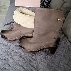 UGG  3207 studded leather platform boots size 6